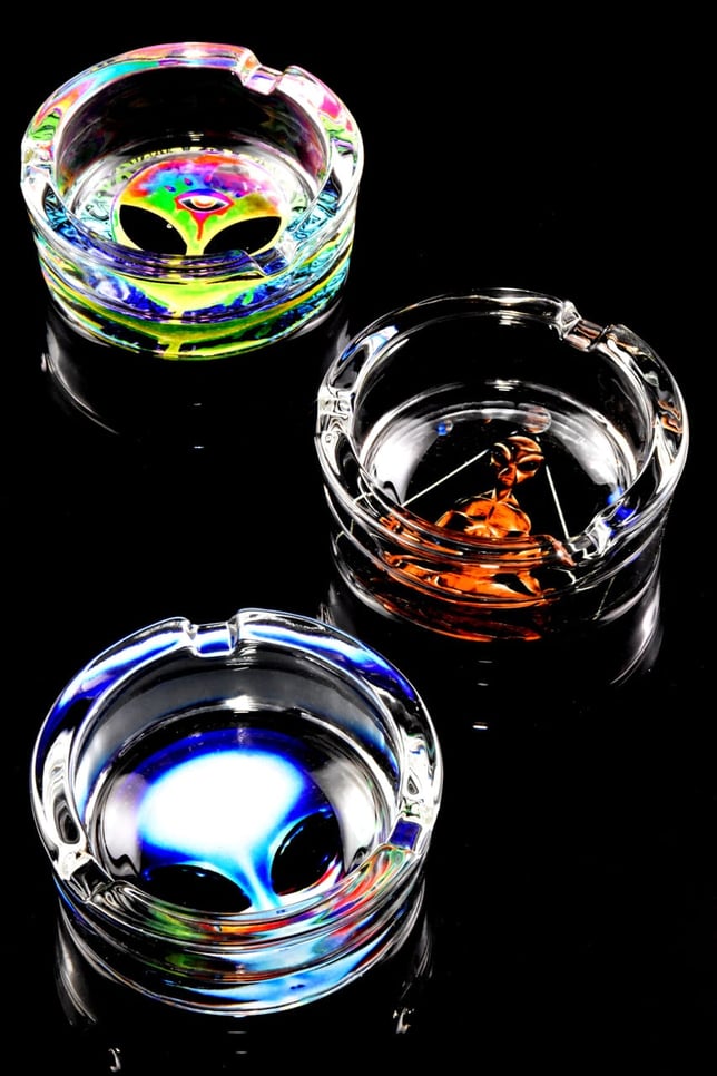 CIRCLE GLASS ASHTRAY - Image 1 CIRCLE GLASS ASHTRAY - Image 1